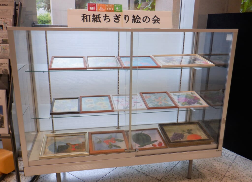 【1階ガラスショーケース展示】登録環境団体「和紙ちぎり絵の会」