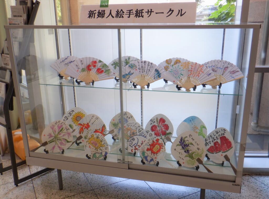 【1Fガラスケース展示】登録環境団体「新婦人絵手紙サークル」