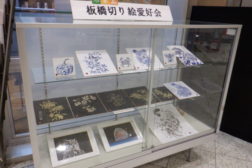 【1階ガラスショーケース展示】登録環境団体「板橋切り絵愛好会」