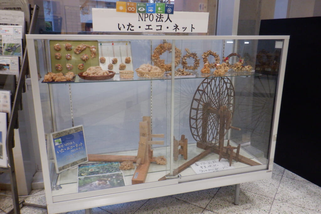 【1階ガラスケース展示】登録環境団体「NPO法人いた・エコ・ネット」