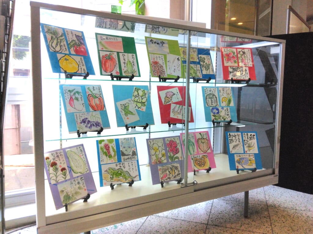 【１Fガラスショーケース展示】登録環境団体「新婦人絵手紙サークル」